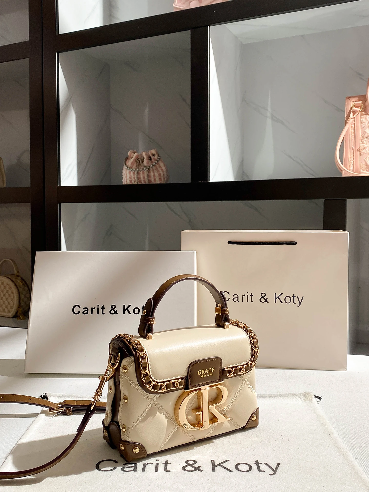 sac de soirée de maquillage carré de luxe et vintage avec cuir de qualité supérieure et décoration en métal délicate 2025 hiver neuf dans les sacs à main