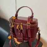 Un sac à main élégant avec un design de niche, un sac messager quotidien rétro, exquis et élégant.