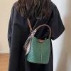 sac seau tissé pour femme. marron profond/beige/vert/noir. sangle amovible, durable et facile à nettoyer. pour les voyages et les événements formels. magasin maintenant!