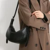 sac à bandoulière pour femmes, sac hobo léger pour femmes, sac croissant en cuir vintage, boulette en cuir pu de couleur unie