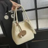 le petit sac élégant est un sac à bandoulière polyvalent pour les femmes et un sac seau à main super populaire