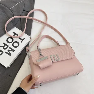 Sac à bandoulière de marque de luxe pour femmes, sac à main en cuir de qualité supérieure avec bandoulière réglable et breloque avec Logo Sac à bandoulière de marque de luxe pour femmes, sac à main en cuir de qualité supérieure avec bandoulière réglable et breloque avec Logo