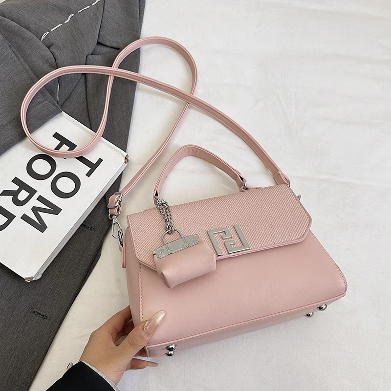 Sac à bandoulière de marque de luxe pour femmes, sac à main en cuir de qualité supérieure avec bandoulière réglable et breloque avec Logo Sac à bandoulière de marque de luxe pour femmes, sac à main en cuir de qualité supérieure avec bandoulière réglable et breloque avec Logo