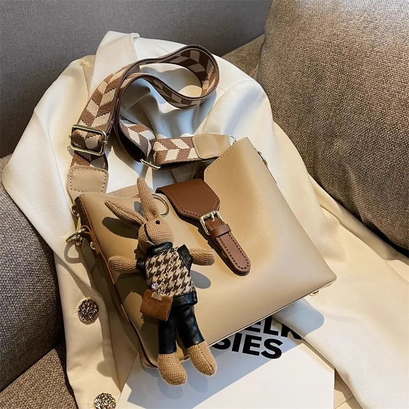 nouveau sac pour femme avec un toucher premium, sac seau à bandoulière à large sangle, design populaire incontournable à la mode et tendance