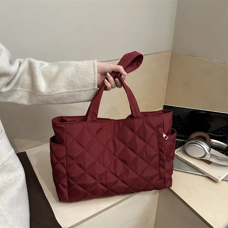 Sac à bandoulière carré en Nylon pour femmes, fourre-tout matelassé, léger et décontracté, à la mode, en treillis de diamant, nouvelle collection automne hiver Sac à bandoulière carré en Nylon pour femmes, fourre-tout matelassé, léger et décontracté, à la mode, en treillis de diamant, nouvelle collection automne hiver