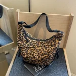 Sac à bandoulière imprimé léopard populaire Hobo femme sac à bandoulière en Nylon léger à la mode Guangzhou sac de haute qualité