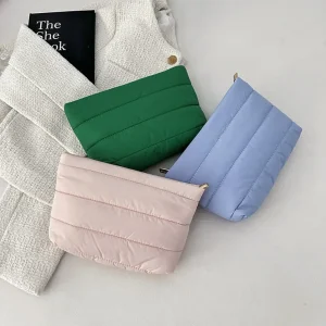 Trousse de maquillage matelassée décontractée, couleur unie, grande capacité, trousse de toilette de voyage, fermeture éclair, gonflée, rembourrée, sac de rangement de cosmétiques pour femmes Trousse de maquillage matelassée décontractée, couleur unie, grande capacité, trousse de toilette de voyage, fermeture éclair, gonflée, rembourrée, sac de rangement de cosmétiques pour femmes