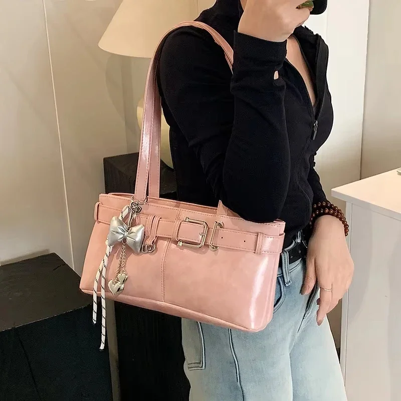 sac à bandoulière design avec boucle de ceinture pour femmes, sacs à main de luxe de styliste, fourre tout de marque à la mode avec pendentif, nouvelle collection 2025