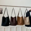 Sac seau automne-hiver 2025, sac à main minimaliste à poignée supérieure pour femmes, bandoulière décontractée, fourre-tout polyvalent de jour à la nuit Sac seau automne-hiver 2025, sac à main minimaliste à poignée supérieure pour femmes, bandoulière décontractée, fourre-tout polyvalent de jour à la nuit