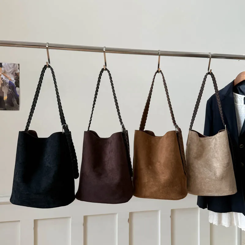 Sac seau automne-hiver 2025, sac à main minimaliste à poignée supérieure pour femmes, bandoulière décontractée, fourre-tout polyvalent de jour à la nuit Sac seau automne-hiver 2025, sac à main minimaliste à poignée supérieure pour femmes, bandoulière décontractée, fourre-tout polyvalent de jour à la nuit