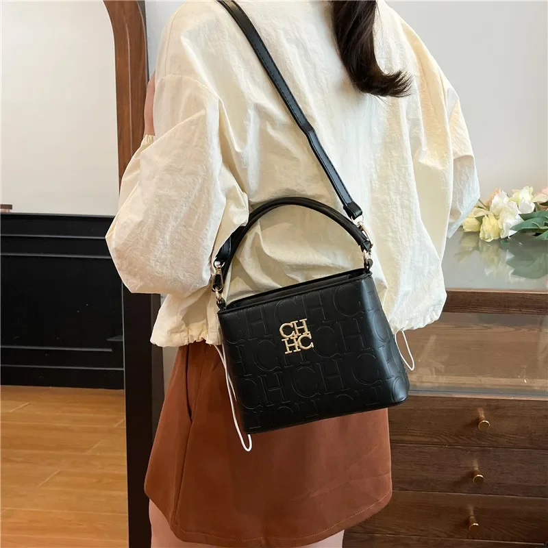 Grand sac fourre-tout à la mode avec fermeture éclair, vêtements multidirectionnels, parfait pour le travail et le week-end, essentiels pour femmes, 2025 Grand sac fourre-tout à la mode avec fermeture éclair, vêtements multidirectionnels, parfait pour le travail et le week-end, essentiels pour femmes, 2025