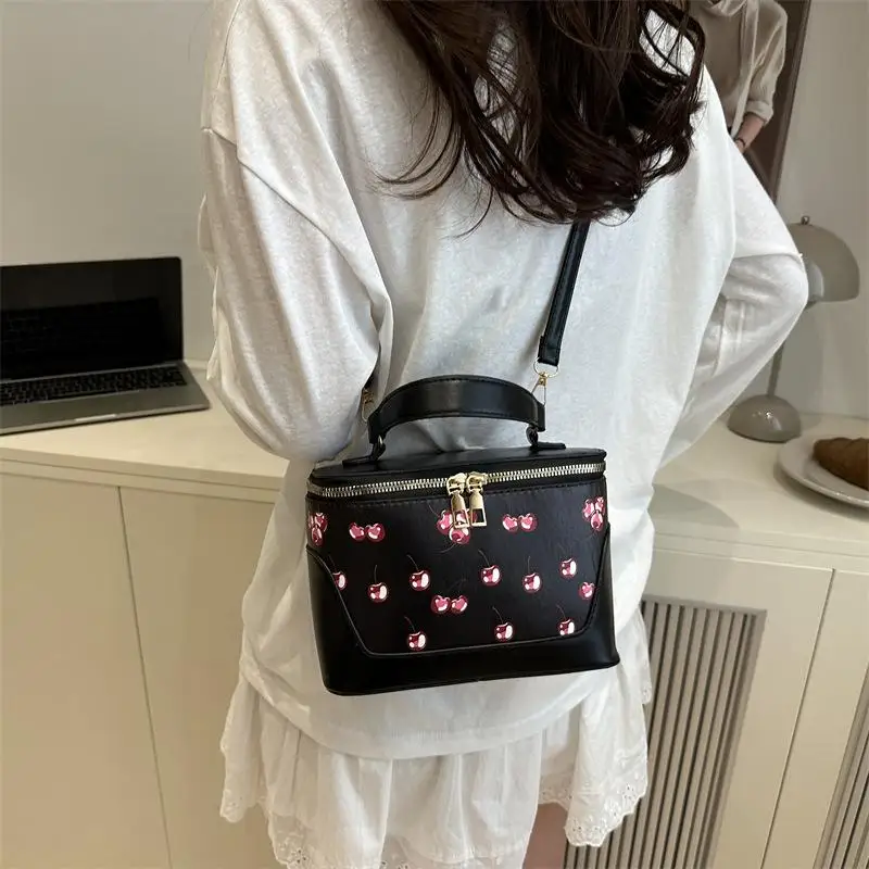 petit sac carré chic en pu avec design cerise, sac à bandoulière tendance pour femmes, sac à main de banlieue sophistiqué