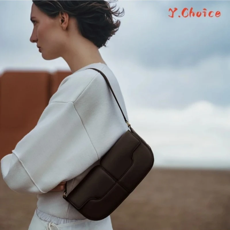 sac à main français de luxe et à la mode, asymétrique épaule dénudée, sac à main de transport en peau de vache, sac de bâton français décontracté et simple