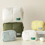 Sac de maquillage matelassé pour femmes, sac de rangement de maquillage, sac de support de cosmétiques esthétique, pochette de cosmétiques bouffante étanche, sac de voyage en plein air