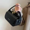 sac à bandoulière noir classique pour femmes, sacs carrés rétro polyvalents, sacs à main à rabat en cuir texturé de grande capacité, nouvelle collection 2025