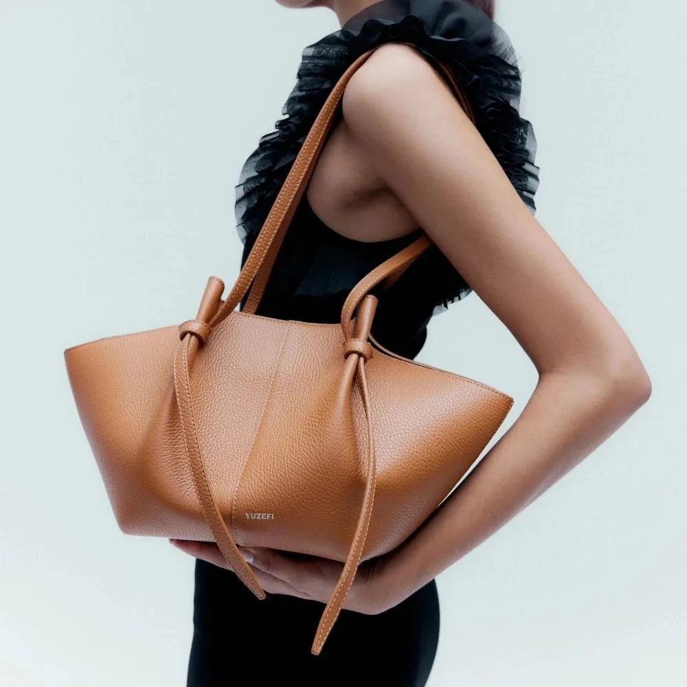 Sac à main en cuir de vache pour femmes, 2025 fourre-tout de luxe designer, sac rétro à bandoulière simple de grande capacité Sac à main en cuir de vache pour femmes, 2025 fourre-tout de luxe designer, sac rétro à bandoulière simple de grande capacité