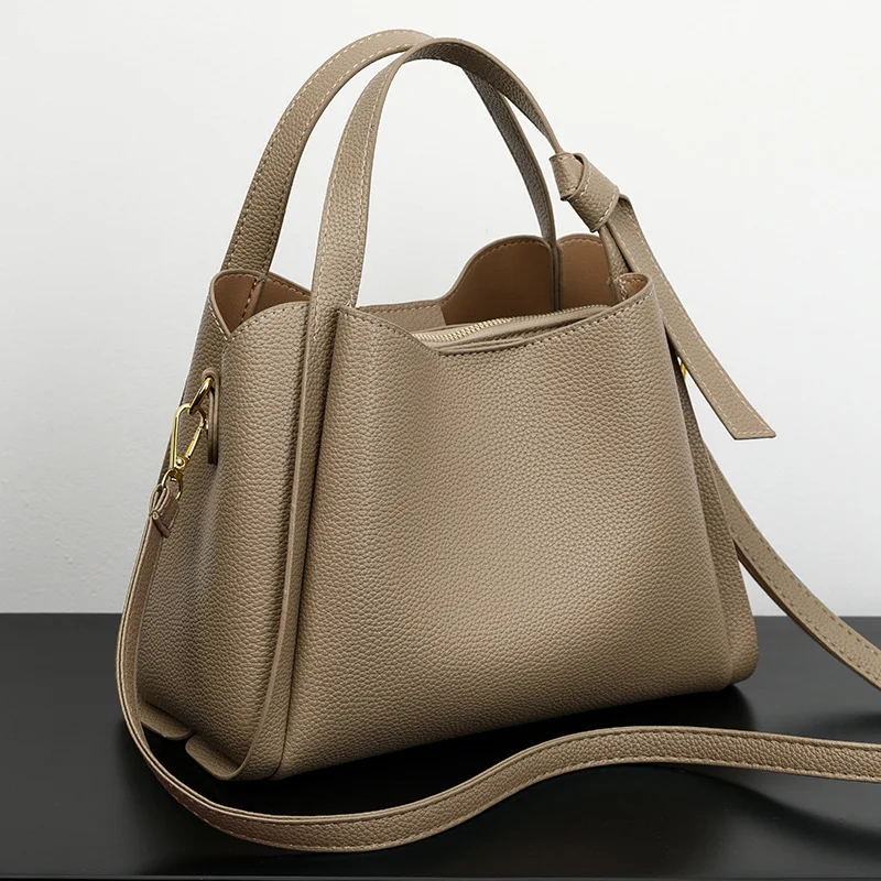 Sac à main pour femme en cuir souple 2025, sac à bandoulière élégant et polyvalent de style panier avec option bandoulière, fourre-tout seau élégant. Sac à main pour femme en cuir souple 2025, sac à bandoulière élégant et polyvalent de style panier avec option bandoulière, fourre-tout seau élégant.