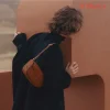 sac à main français de luxe et à la mode, asymétrique épaule dénudée, sac à main de transport en peau de vache, sac de bâton français décontracté et simple