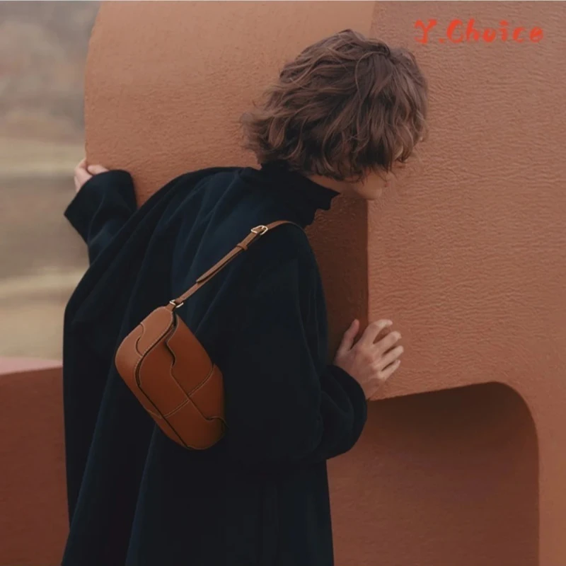 sac à main français de luxe et à la mode, asymétrique épaule dénudée, sac à main de transport en peau de vache, sac de bâton français décontracté et simple