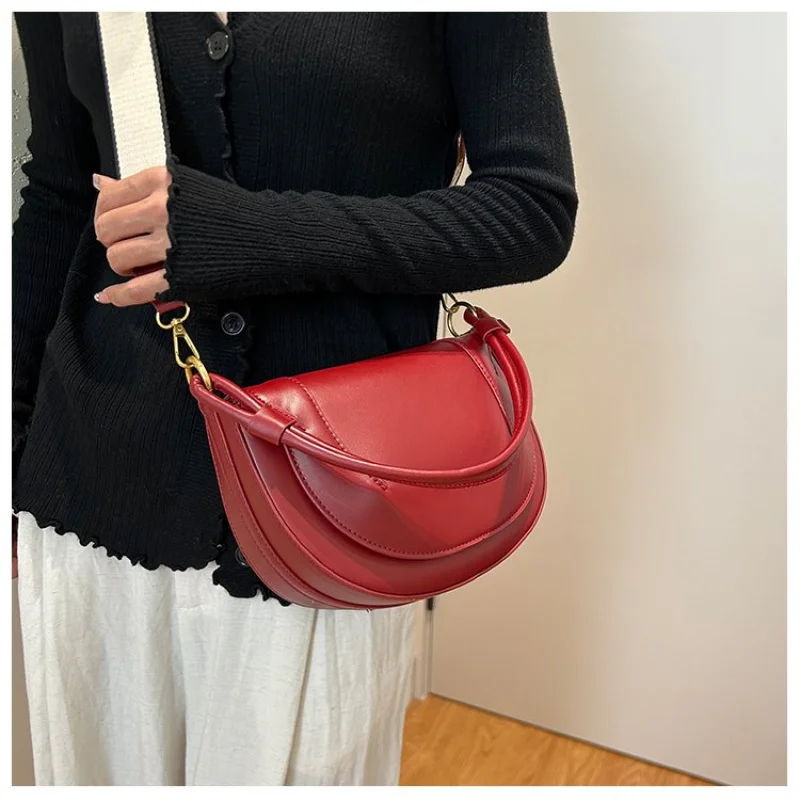 sac fourre tout en cuir tendance pour femmes avec bordure en daim souple et intérieur spacieux, parfait pour les voyages de week end 