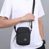 sac pour hommes, disponible dans un seul design à bandoulière ou à bandoulière, adapté à un usage quotidien pendant l'école. fabriqué en nylon.