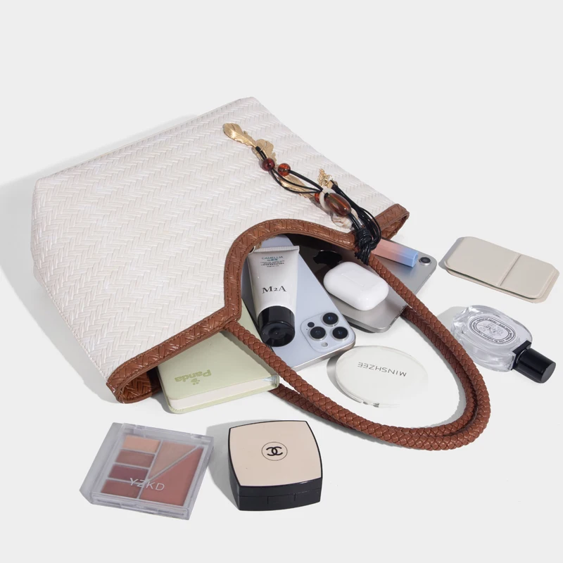 sacs fourre tout vintage pour femmes sacs à main de concepteur de luxe et sacs à main 2025 nouveau dans une imitation pu tressage en pente supérieure handle décoration de fleur en métal avec sac d'épaule sous armature