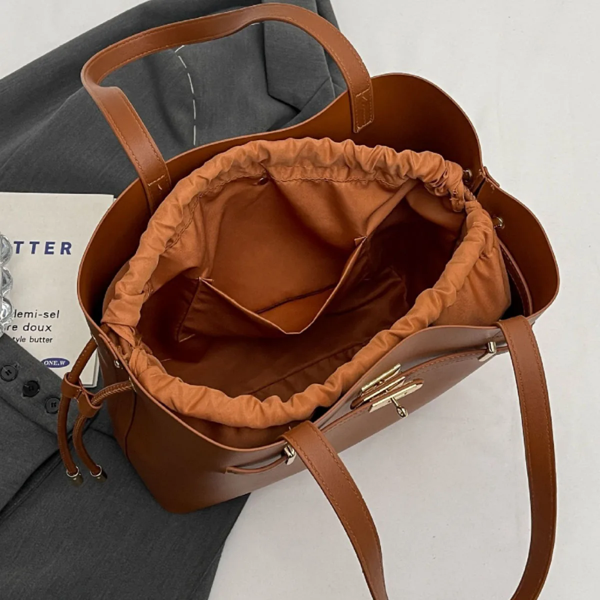 2025 nouveau sac fourre tout pour femmes, sac à main simple de couleur unie, sac décontracté polyvalent à la mode, sac à bandoulière de shopping de banlieue