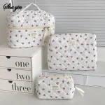 Trousse de maquillage matelassée Berry – Joli organisateur de toilette de voyage de grande capacité pour filles, pochette cosmétique de style Ins