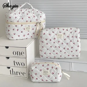 Trousse de maquillage matelassée Berry – Joli organisateur de toilette de voyage de grande capacité pour filles, pochette cosmétique de style Ins