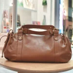 Sacs fourre-tout coréens pour femmes sacs à main et porte-monnaie de luxe de créateur 2025 nouveauté en PU souple vintage rivets plissés décoration grande capacité sac à bandoulière haute qualité livraison gratuite