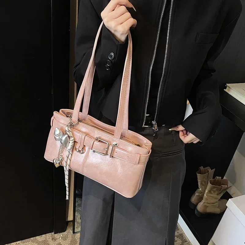 sac à bandoulière design avec boucle de ceinture pour femmes, sacs à main de luxe de styliste, fourre tout de marque à la mode avec pendentif, nouvelle collection 2025