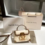 Sac de soirée de maquillage carré de luxe et vintage avec cuir de qualité supérieure et décoration en métal délicate 2025 hiver neuf dans les sacs à main