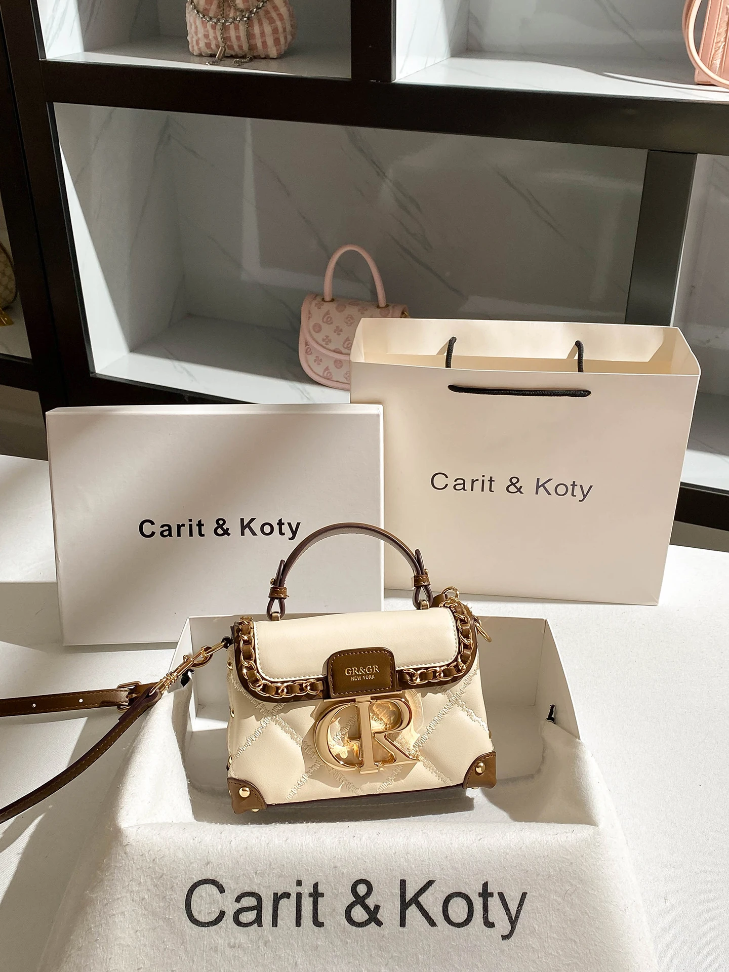 sac de soirée de maquillage carré de luxe et vintage avec cuir de qualité supérieure et décoration en métal délicate 2025 hiver neuf dans les sacs à main