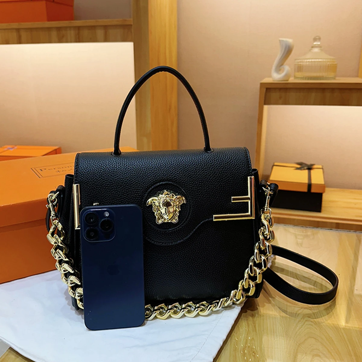 sac à main chic luxe inspiré de la méduse, texture cuir pu, rabat de grande capacité, chaîne magnétique, sangle réglable, sac à bandoulière pour le quotidien