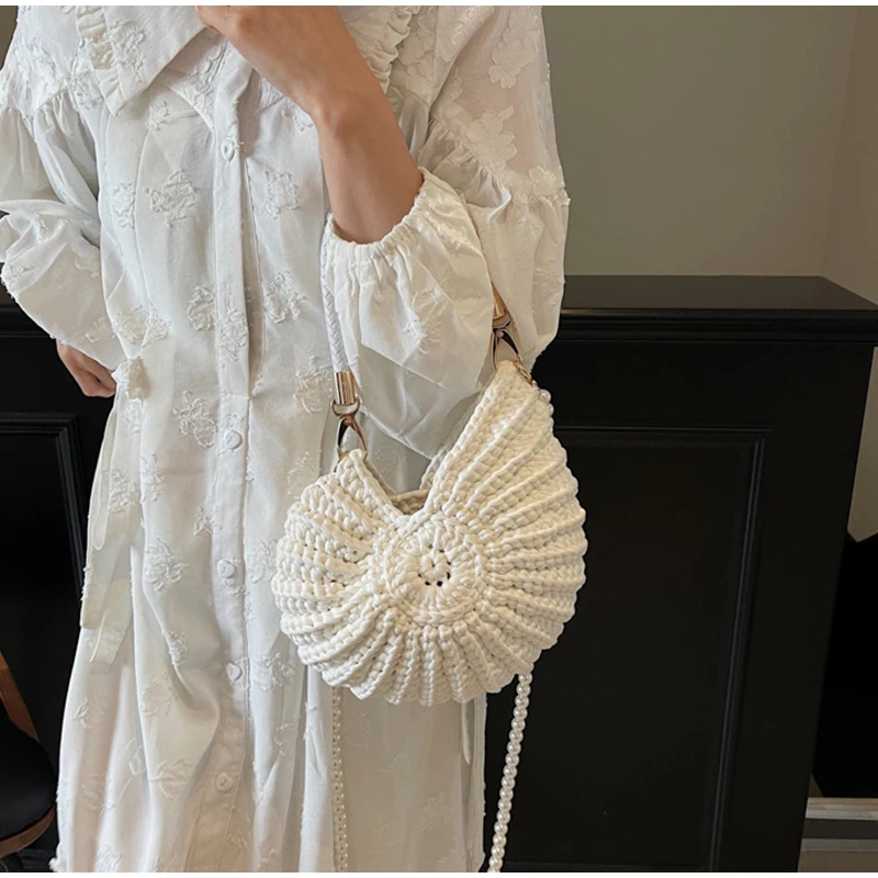 sac à bandoulière en tricot au crochet, sac à bandoulière tissé à la main avec chaîne de perles pour femmes, sac à main compact élégant et délicat