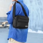 Sac d&rsquo;affaires pour hommes avec deux poches, peut être porté à bandoulière ou au-dessus de l&rsquo;épaule, adapté aux voyages d&rsquo;affaires.