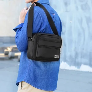 Sac d&rsquo;affaires pour hommes avec deux poches, peut être porté à bandoulière ou au-dessus de l&rsquo;épaule, adapté aux voyages d&rsquo;affaires.