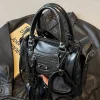 Style classique, sac à main de style moto le plus vendu avec un design semblable à un oreiller, doté d&rsquo;un style bandoulière unique et polyvalent