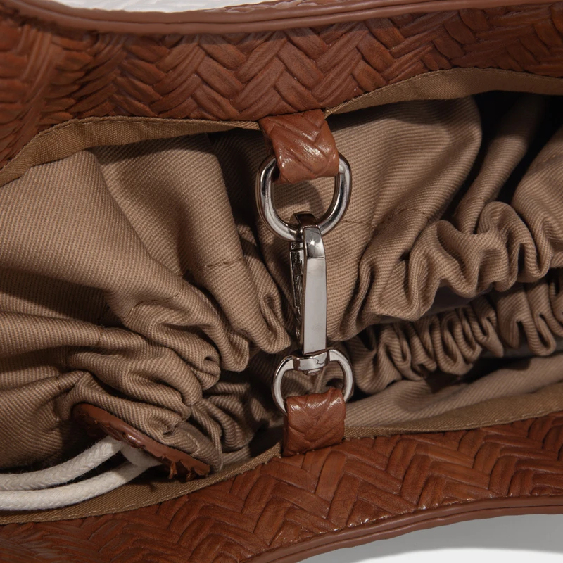 sacs fourre tout vintage pour femmes sacs à main de concepteur de luxe et sacs à main 2025 nouveau dans une imitation pu tressage en pente supérieure handle décoration de fleur en métal avec sac d'épaule sous armature