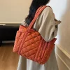 sac fourre tout en tissu matelassé pour femmes, sac à bandoulière de grande capacité pour les déplacements domicile travail, sac en coton de style ins d'automne et d'hiver disponible en cinq couleurs
