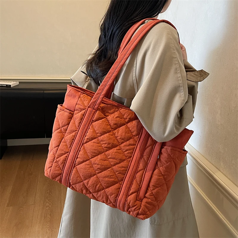 sac fourre tout en tissu matelassé pour femmes, sac à bandoulière de grande capacité pour les déplacements domicile travail, sac en coton de style ins d'automne et d'hiver disponible en cinq couleurs
