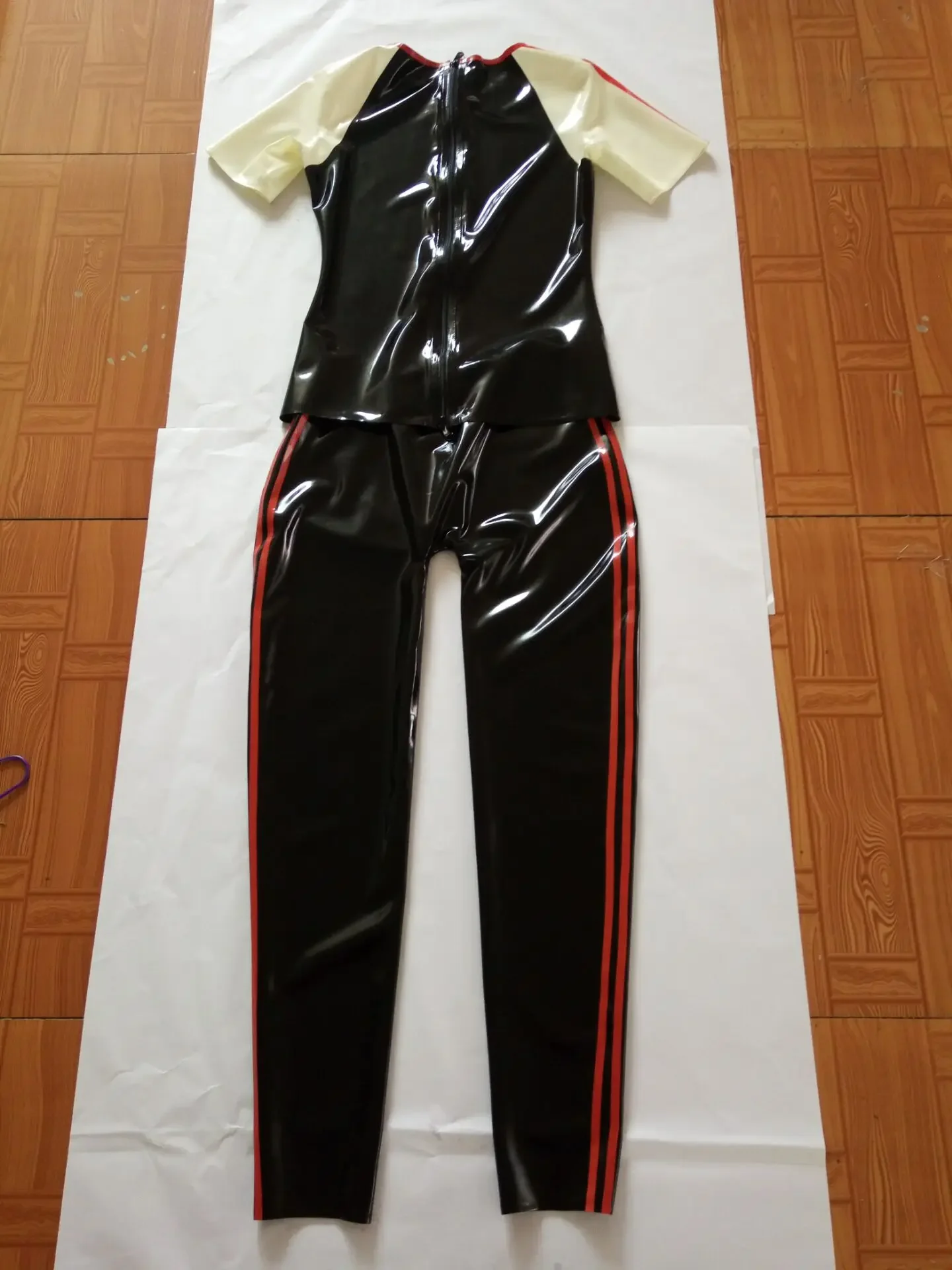 Beau catsuit unisexe en latex noir rouge et blanc taille S-XXL Beau catsuit unisexe en latex noir rouge et blanc taille S-XXL