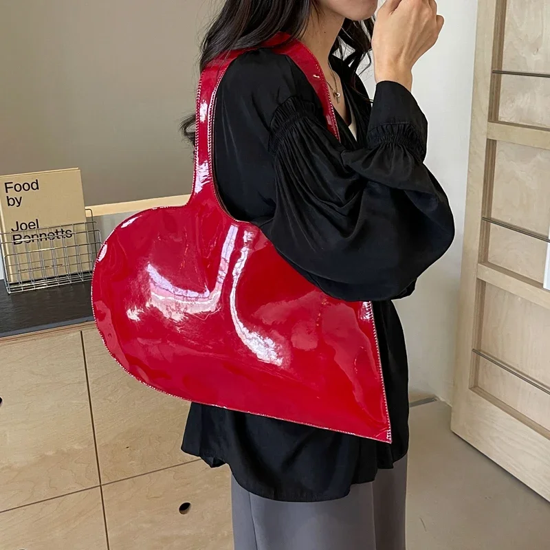 ins style – sac à main brillant en forme de cœur, couleur unie, design concave d'été en cuir verni rouge, sac à bandoulière à la mode, 2024