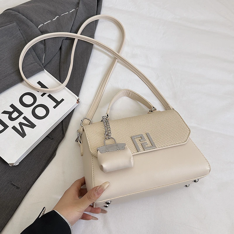 sac à bandoulière de marque de luxe pour femmes, sac à main en cuir de qualité supérieure avec bandoulière réglable et breloque avec logo