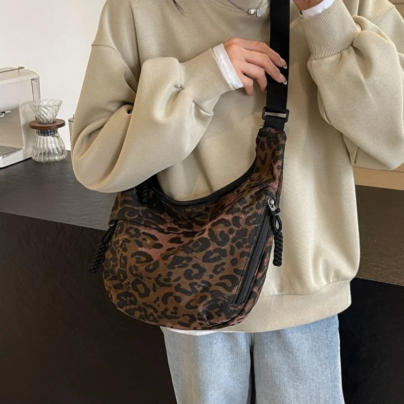 sac à bandoulière imprimé léopard populaire hobo femme sac à bandoulière en nylon léger à la mode guangzhou sac de haute qualité