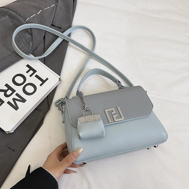 sac à bandoulière de marque de luxe pour femmes, sac à main en cuir de qualité supérieure avec bandoulière réglable et breloque avec logo