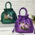 Sacs à main rétro brodés en soie avec cordon de serrage pour femmes, portefeuilles, emballage de bijoux, sac seau de rangement, accessoires Hanfu, sac à poignée supérieure