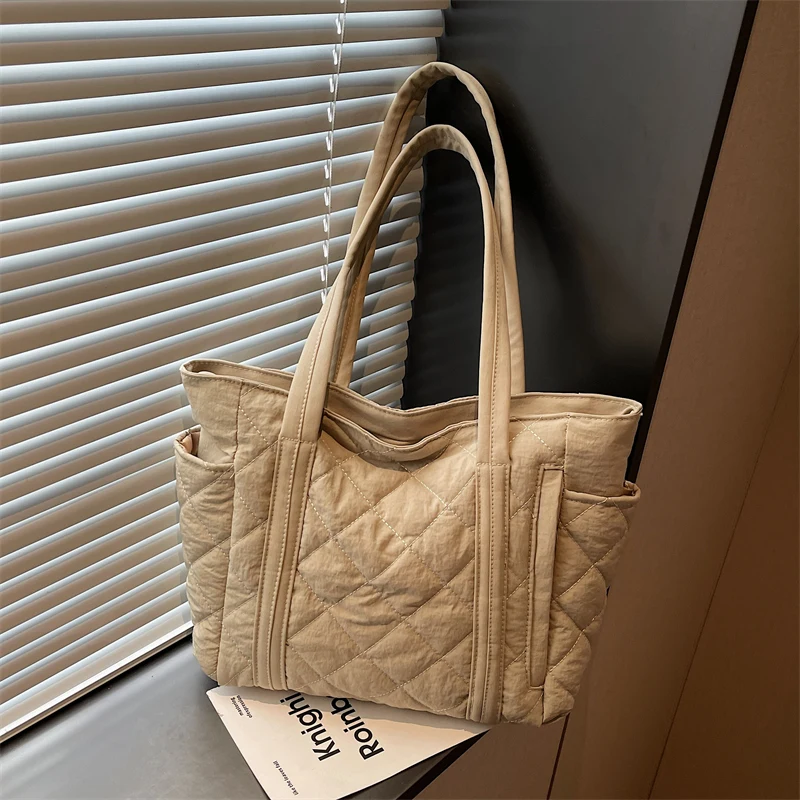 sac fourre tout en tissu matelassé pour femmes, sac à bandoulière de grande capacité pour les déplacements domicile travail, sac en coton de style ins d'automne et d'hiver disponible en cinq couleurs