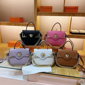 Sac à main Chic Luxe inspiré de la méduse, texture cuir PU, rabat de grande capacité, chaîne magnétique, sangle réglable, sac à bandoulière pour le quotidien Sac à main Chic Luxe inspiré de la méduse, texture cuir PU, rabat de grande capacité, chaîne magnétique, sangle réglable, sac à bandoulière pour le quotidien