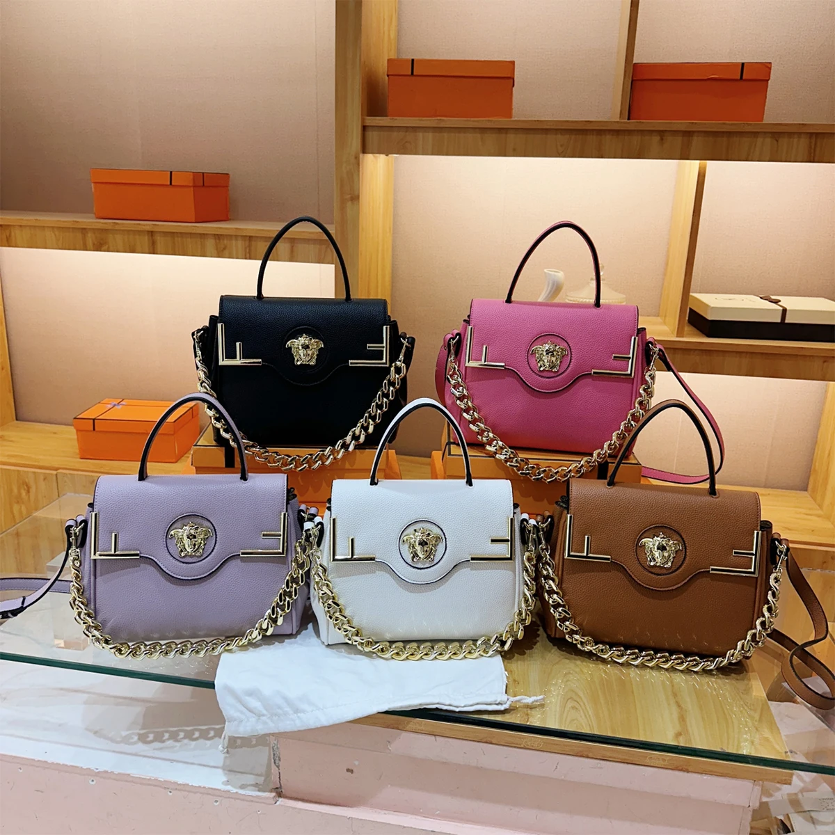 Sac à main Chic Luxe inspiré de la méduse, texture cuir PU, rabat de grande capacité, chaîne magnétique, sangle réglable, sac à bandoulière pour le quotidien Sac à main Chic Luxe inspiré de la méduse, texture cuir PU, rabat de grande capacité, chaîne magnétique, sangle réglable, sac à bandoulière pour le quotidien